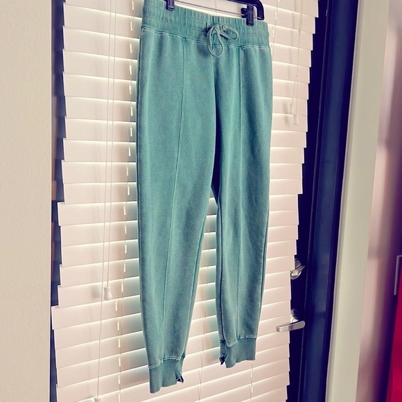 RVCA Distressed Green Jogger Sweatpants with pockets! 🛍️💕 - Picture 2 of 15